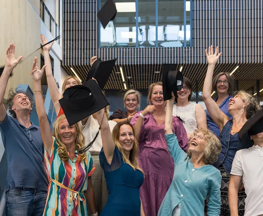 Afgestudeerden vieren hun diploma