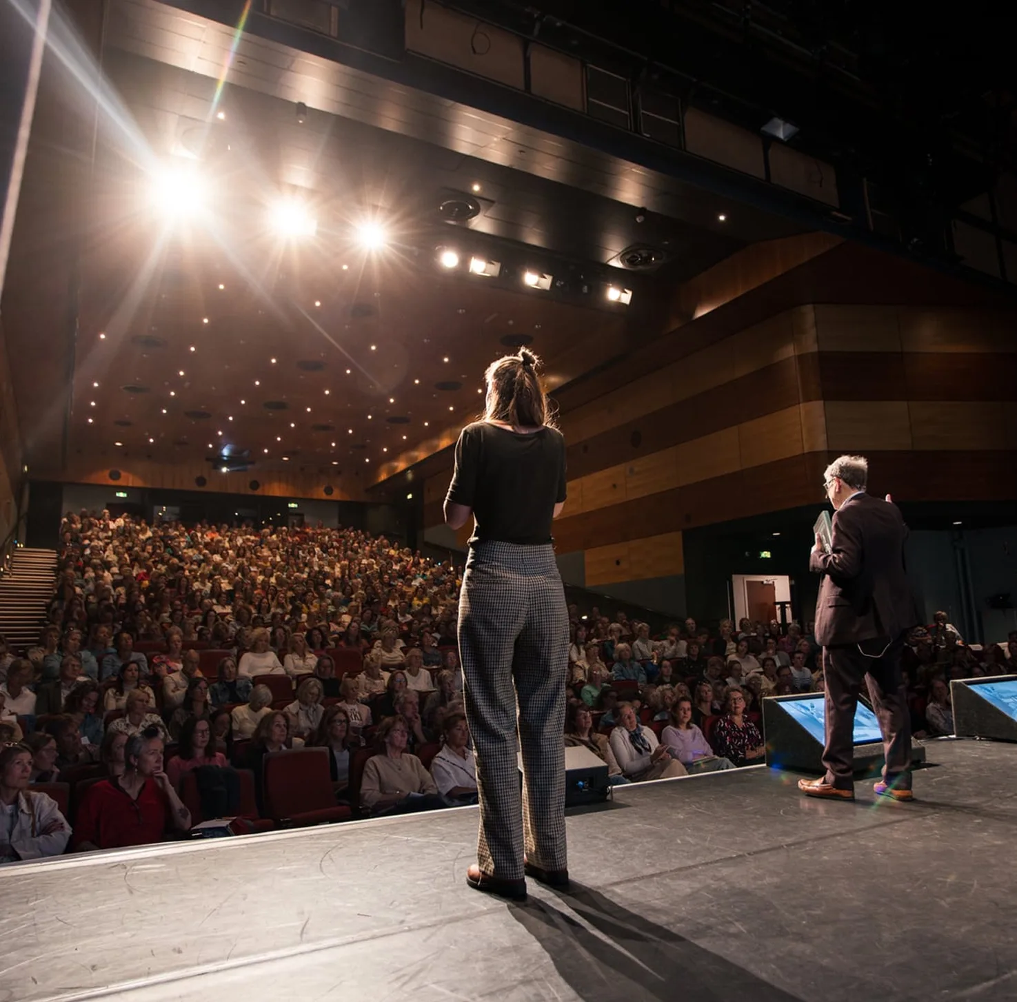 Volle zaal, gezien vanaf het podium