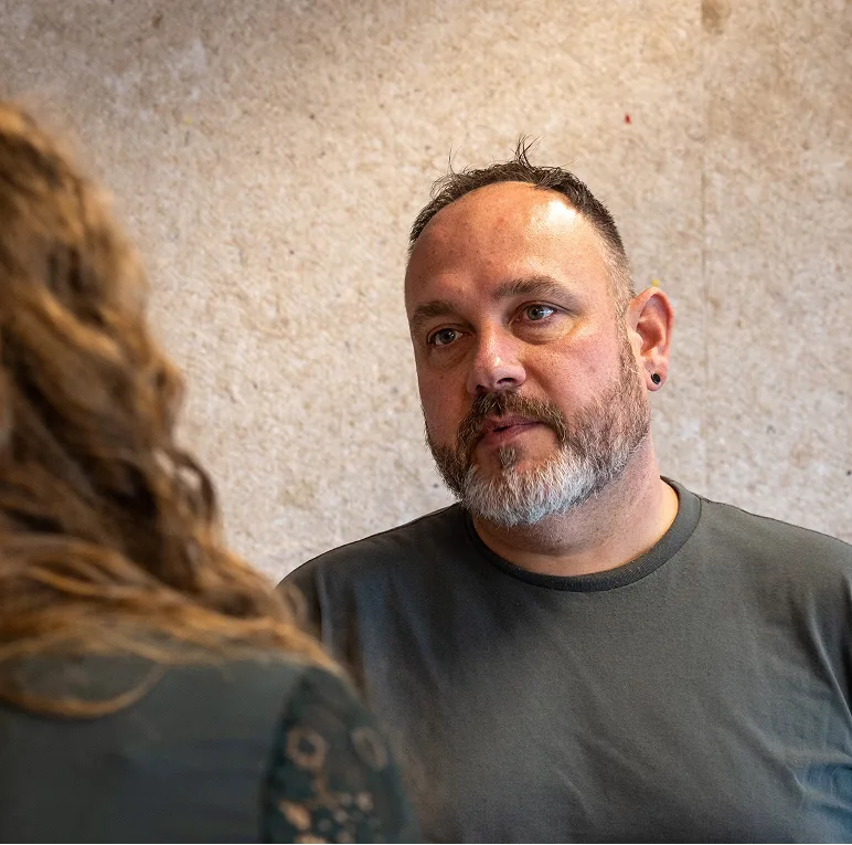 Trainer in gesprek met een deelnemer