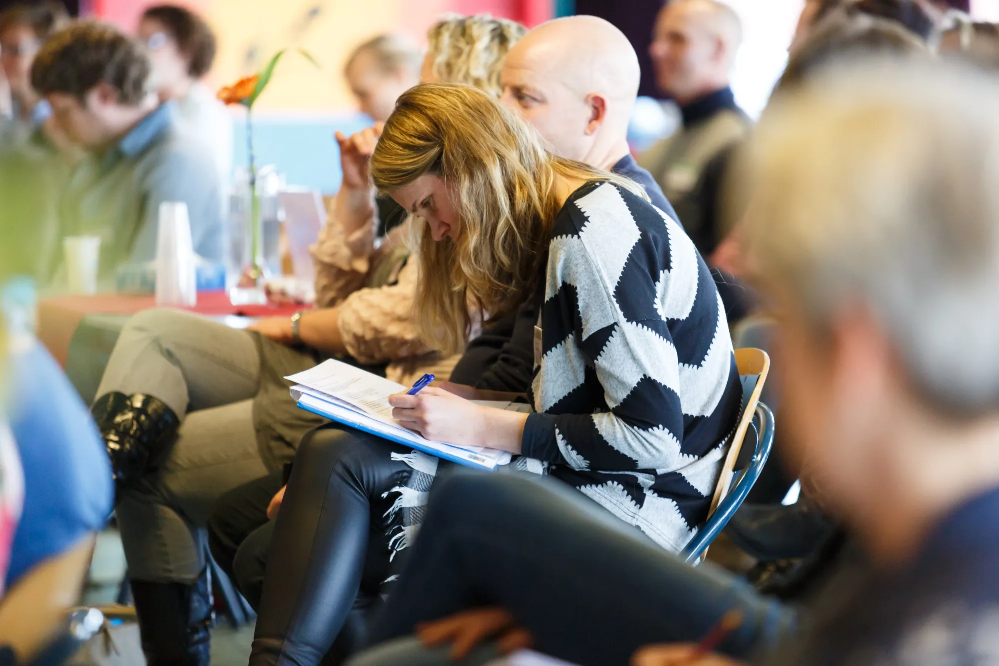 Groep luistert naar een spreker tijdens Grounded Living